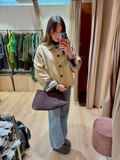 Trench court avec revers petits carreaux